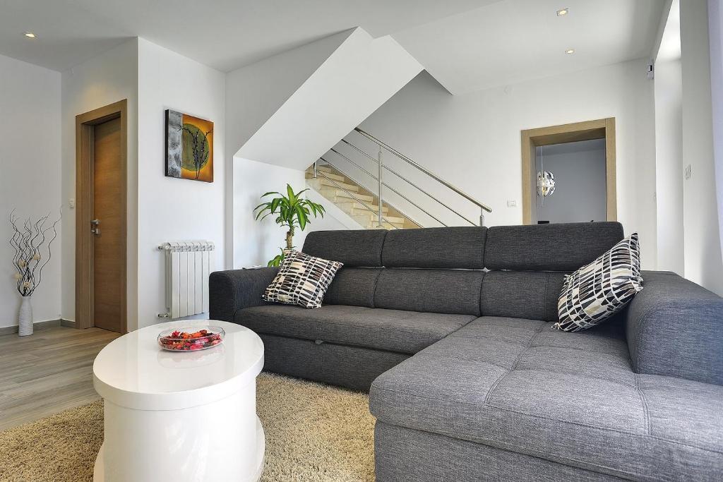 Posezení v ubytování Top Villa mit privatem Pool nur 1 km bis zum Strand mit Klima, WLAN, Sonnenliegen, Grill