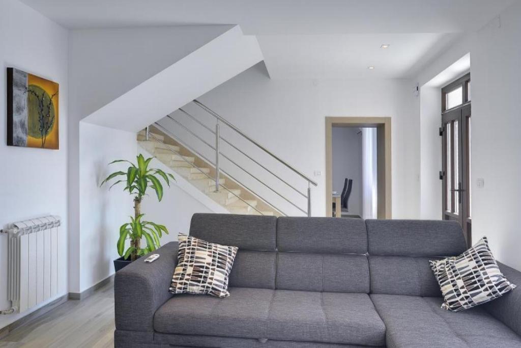 Posezení v ubytování Top Villa mit privatem Pool nur 1 km bis zum Strand mit Klima, WLAN, Sonnenliegen, Grill