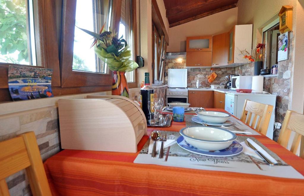 Kuchnia lub aneks kuchenny w obiekcie Herrliches Ferienhaus mit Klima, WLAN, Terrasse und Grillbereich