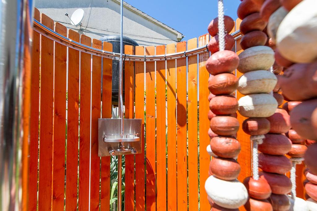 Fotografie z fotogalerie ubytování Im Jahr 2014 renoviertes Ferienhaus 400 Meter zum Strand v destinaci Premantura