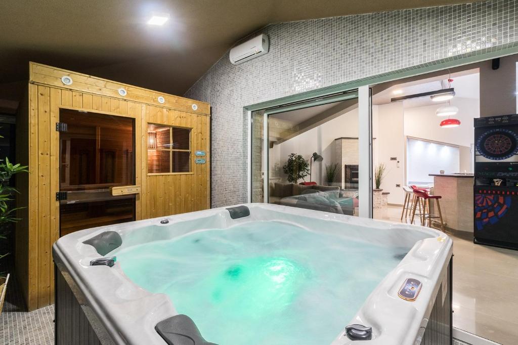 Fotografie z fotogalerie ubytování Villa für große Ansprüche mit großem Pool, Sauna, Whirlpool, Billard v destinaci Ližnjan