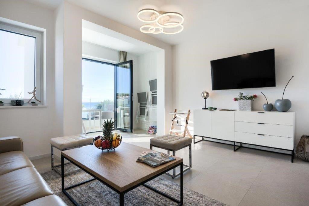 TV a/nebo společenská místnost v ubytování Exklusive Villa mit privatem Pool 50 Meter zum Strand