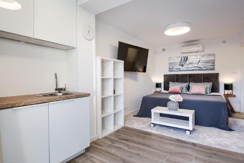 Postel nebo postele na pokoji v ubytování Exklusive Villa mit privatem Pool 50 Meter zum Strand