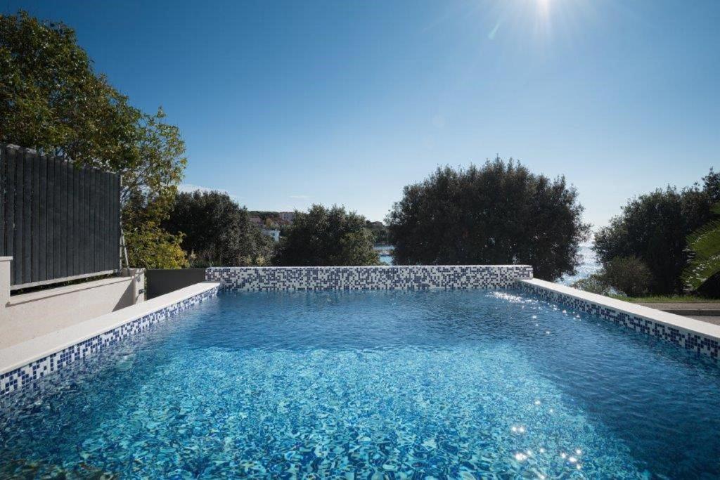 Bazén v ubytování Exklusive Villa mit privatem Pool 50 Meter zum Strand nebo v jeho okolí