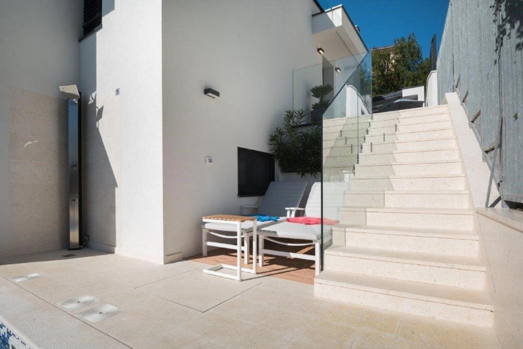 Balkón nebo terasa v ubytování Exklusive Villa mit privatem Pool 50 Meter zum Strand