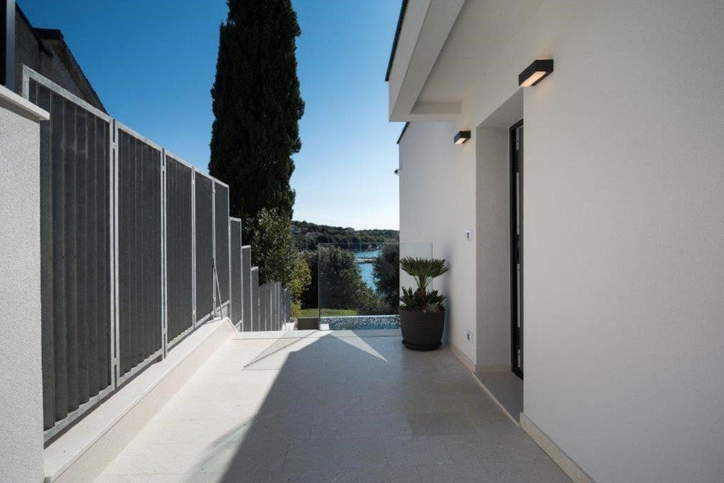 Fotografie z fotogalerie ubytování Exklusive Villa mit privatem Pool 50 Meter zum Strand v destinaci Pješčana Uvala
