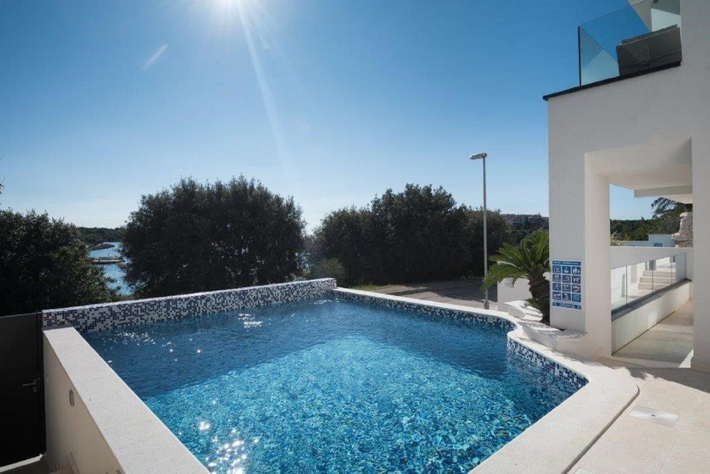 Bazén v ubytování Exklusive Villa mit privatem Pool 50 Meter zum Strand nebo v jeho okolí