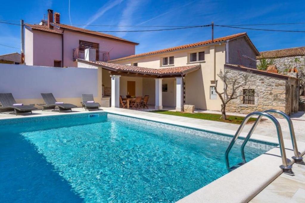 La alberca dentro o cerca de Wunderschöne Villa mit privatem Pool, Klima, WLAN