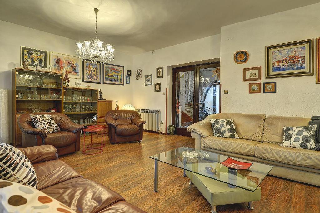 Zdjęcie z galerii obiektu Tolle Ferienwohnung mit großem Pool, Klima, WLAN, BBQ w Puli