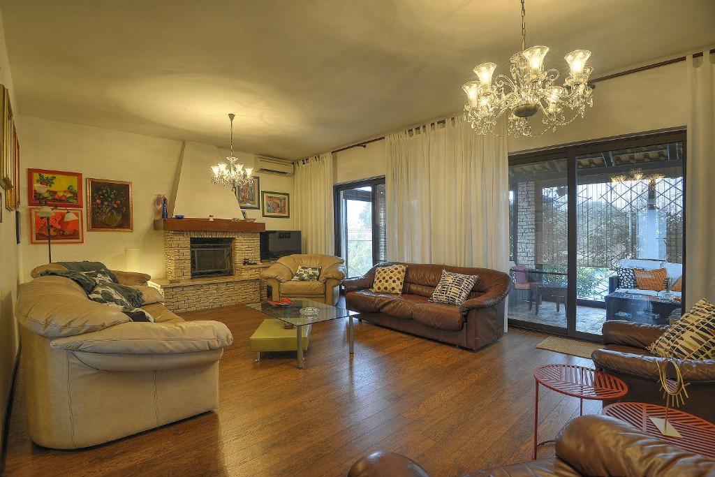 Zdjęcie z galerii obiektu Tolle Ferienwohnung mit großem Pool, Klima, WLAN, BBQ w Puli