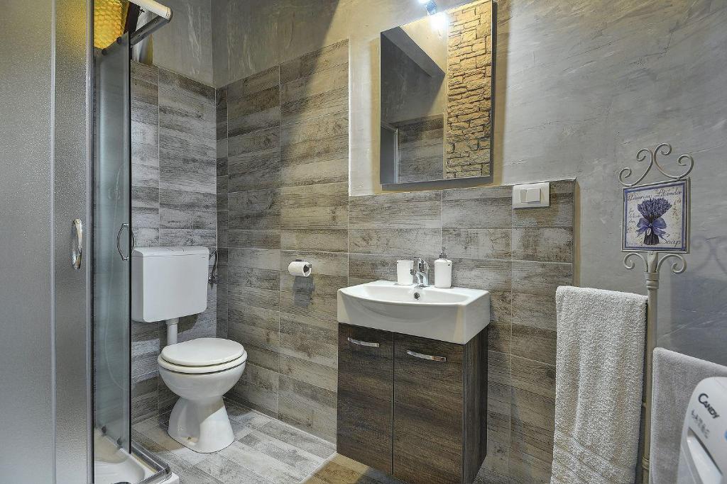 Zdjęcie z galerii obiektu Tolle Ferienwohnung mit großem Pool, Klima, WLAN, BBQ w Puli