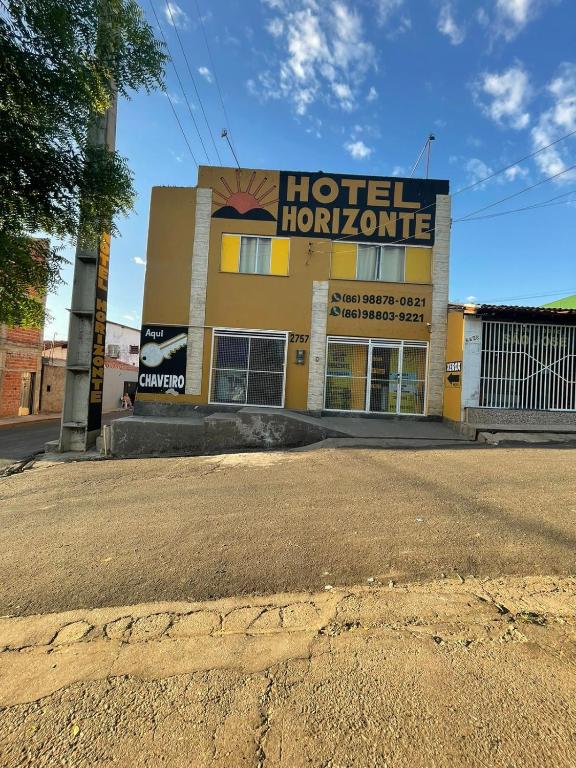 un centro hormonal de hotel al lado de una calle en Hotel Horizonte, en Teresina