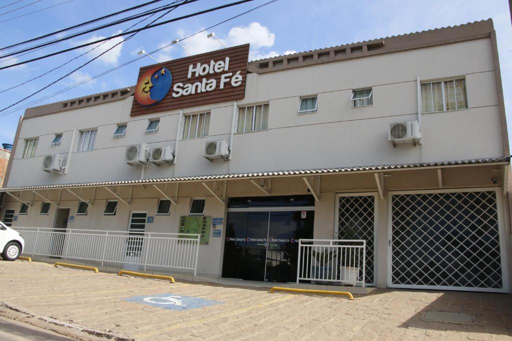 a hotel santee is on the corner of a street at Hotel Santa Fé in Itupeva