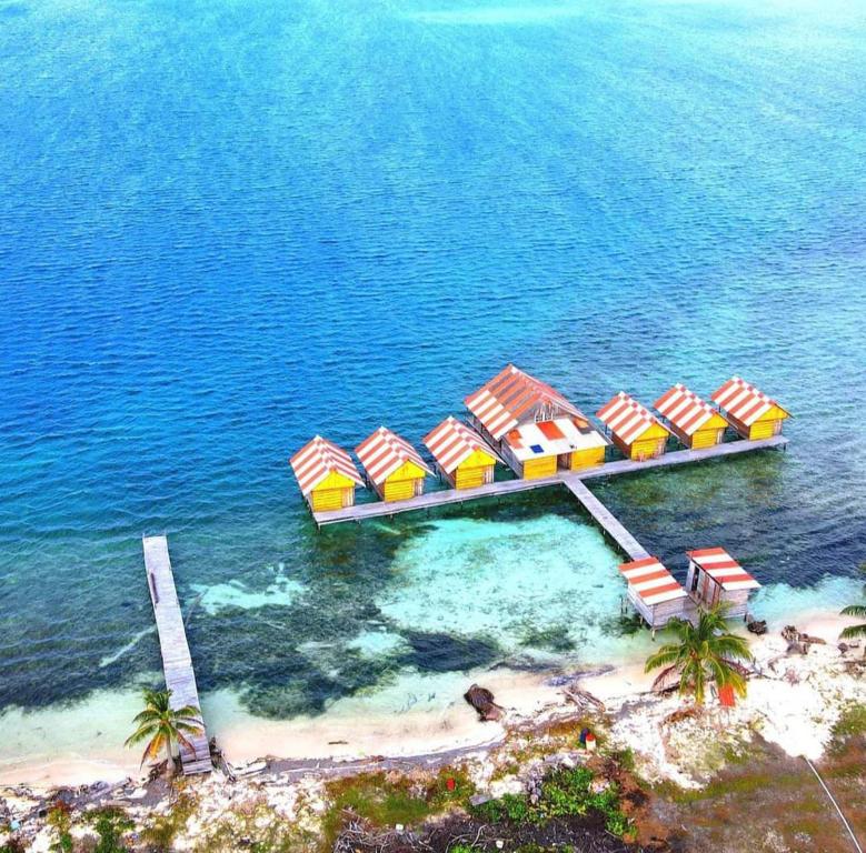 an aerial view of a resort in the water at Cabañas sobre el mar en Guna Yala in Playón Chico