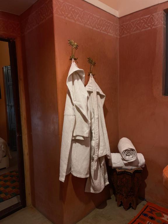 un paquet de serviettes blanches suspendues sur un mur dans l'établissement RIAD DAR NAOMI, à Marrakech