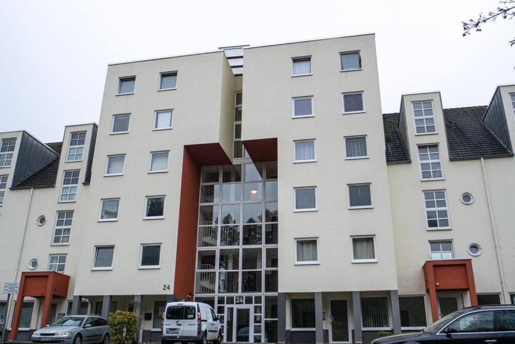 een groot wit gebouw met veel ramen bij Industrialdesign Düren in Düren - Eifel