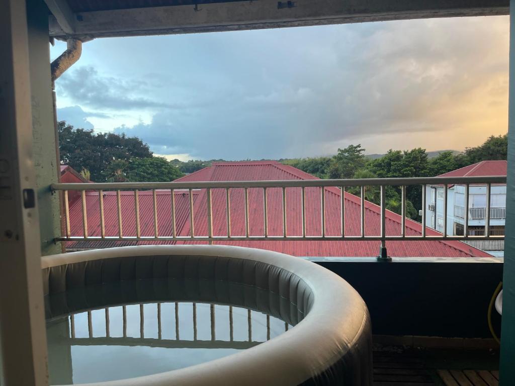 Un balcón o terraza en APPART SPA 20 MIN port croisière et aéroport