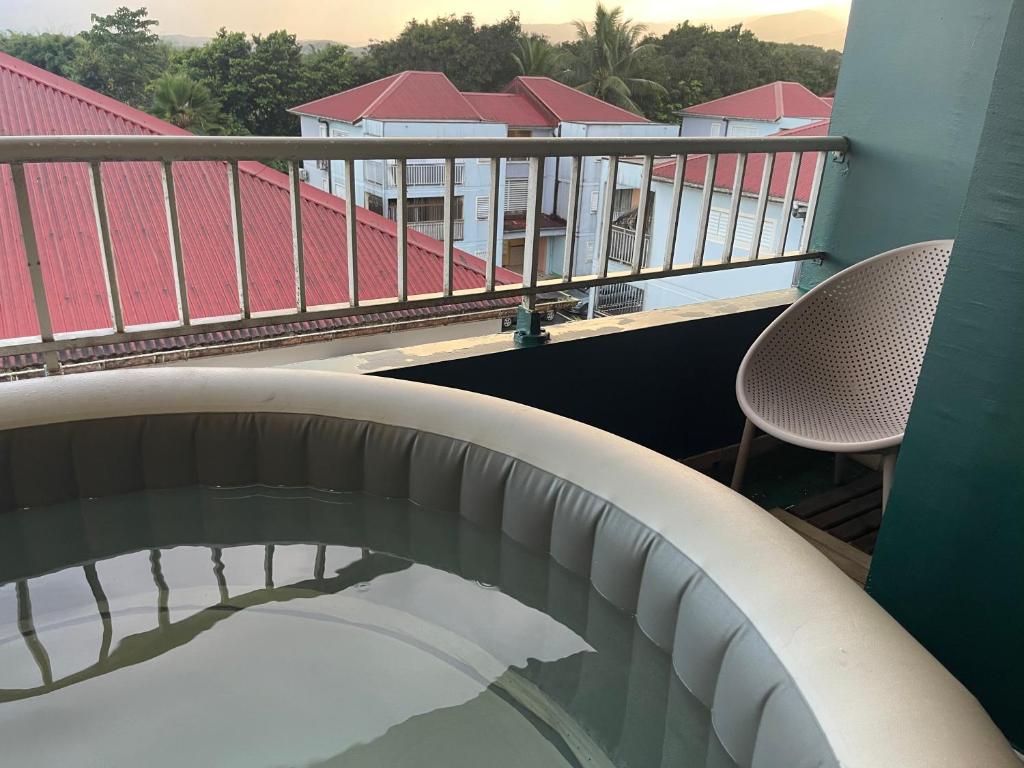Un balcón o terraza en APPART SPA 20 MIN port croisière et aéroport