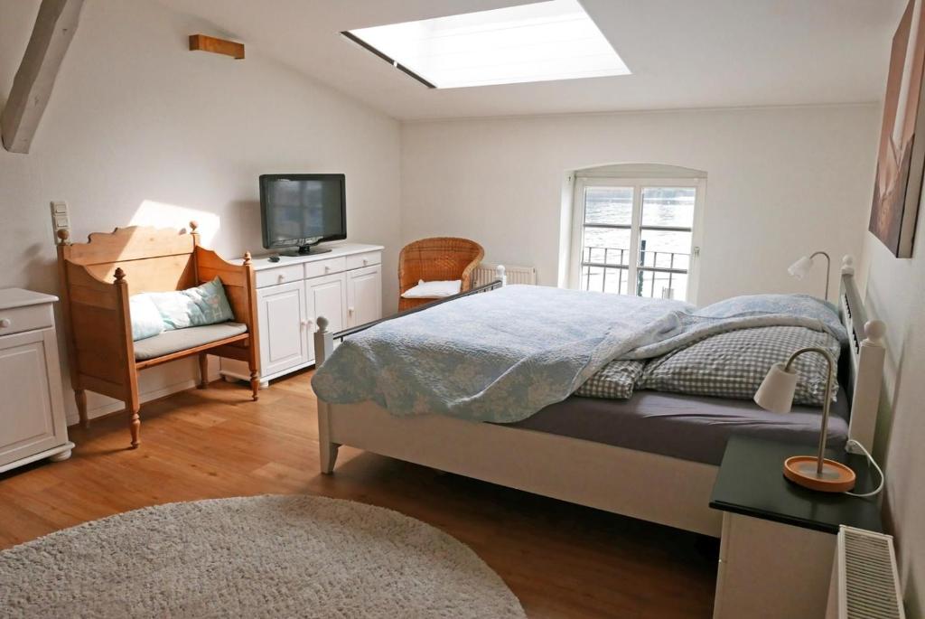 卡珀爾恩的住宿－Speicherheimat，一间卧室配有一张床和一台电视