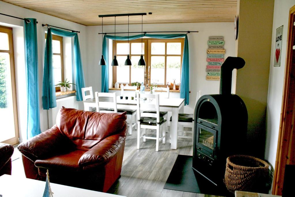 uma sala de estar com um sofá e uma mesa em Pippilotta em Kronsgaard