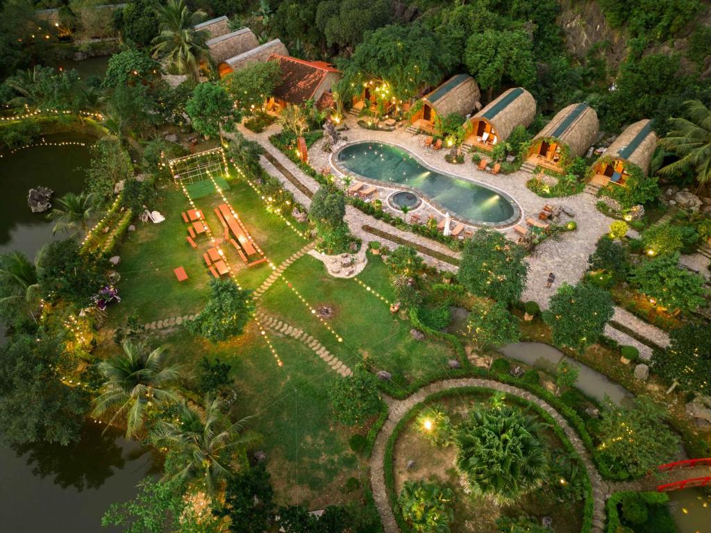 una vista aérea de un complejo con piscina en THE GOAT BOUTIQUE RESORT, en Ninh Binh