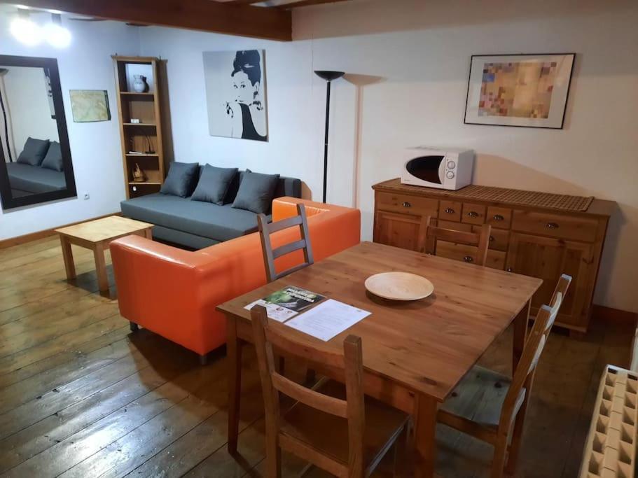 ein Wohnzimmer mit einem Tisch und einem Sofa in der Unterkunft Apartamento centro Benasque in Benasque