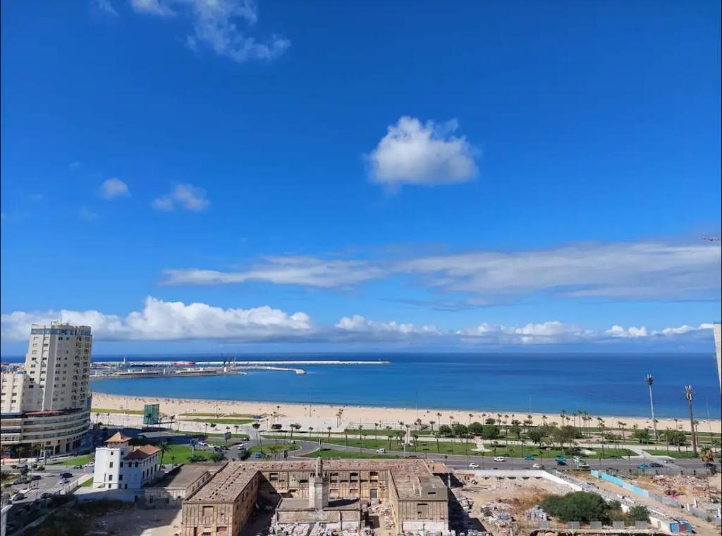 丹吉爾的住宿－Joli Studio vue sur Mer - Gare TGV，从大楼内可以欣赏到海滩和海洋的景致