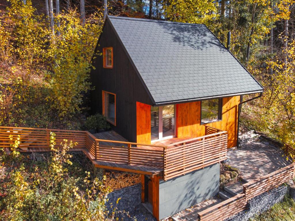 eine kleine Hütte mit einer Terrasse im Wald in der Unterkunft Lesná chata Liptov in Ružomberok