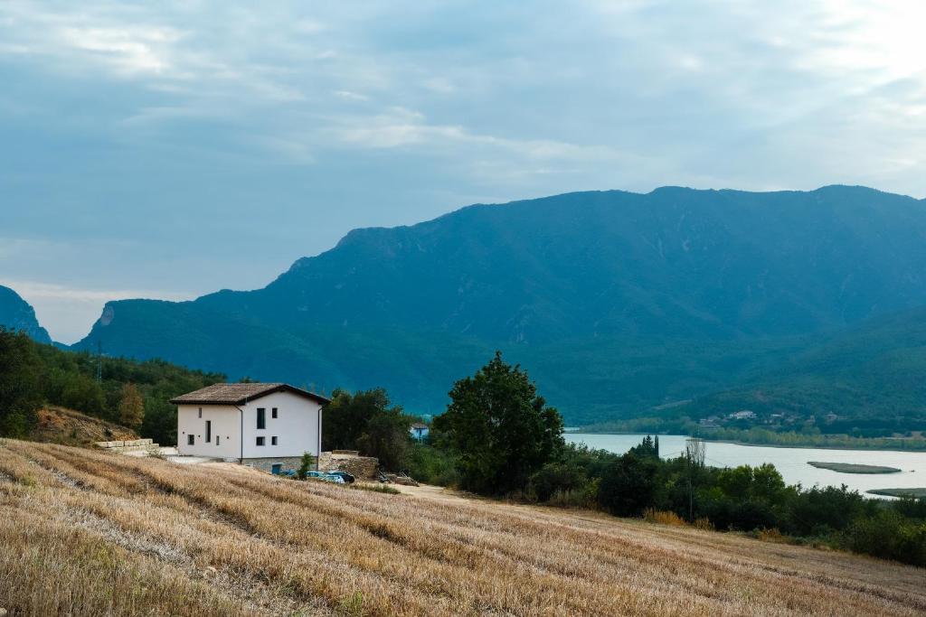 LlimianaにあるMasia Mateu de l'Agustíの湖を見下ろす丘の側の家