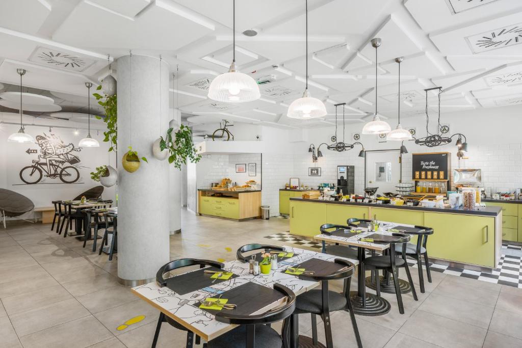 A restaurant or other place to eat at Ibis Styles Budapest City