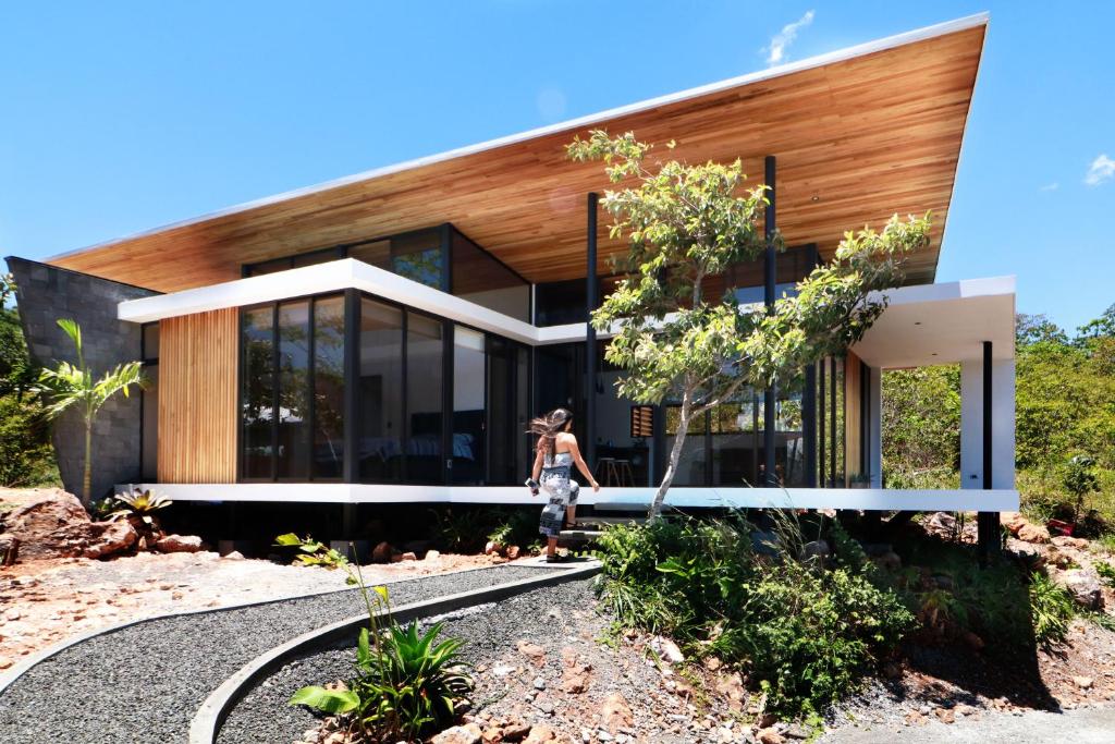 una casa con una pista delante de ella en Casa Roca, Eco Community San Mateo, en San Mateo