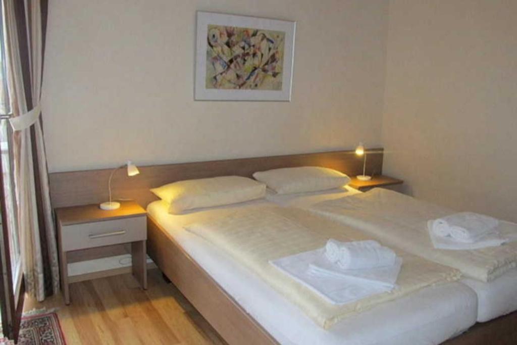 a bedroom with a large bed with two pillows at Apartmentvermittlung Mehr als Meer - Objekt 46 in Niendorf