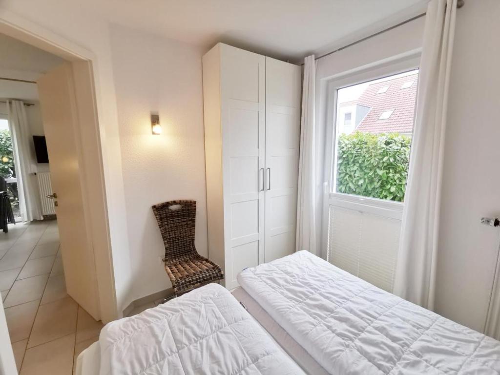 um quarto com uma cama e uma janela em Apartmentvermittlung Mehr als Meer - Objekt 65 em Niendorf