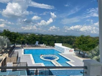d'un balcon avec vue sur la piscine. dans l'établissement Casa en Condominio en Carmen de Apicala, à Carmen de Apicalá