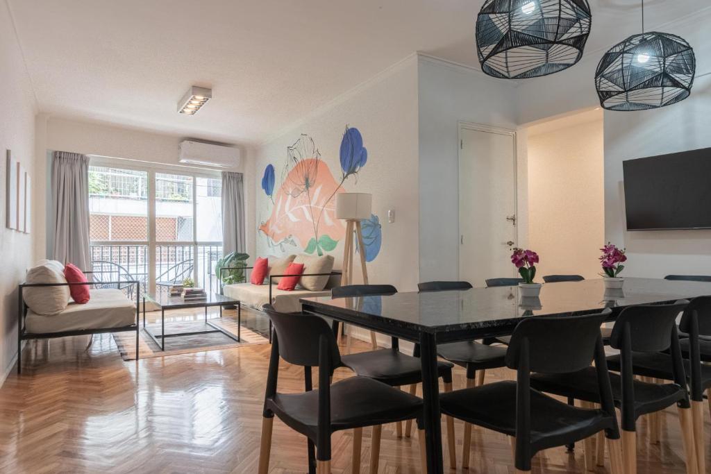 sala de estar con mesa de comedor y sillas en Fliphaus Charcas 3000 - 4 Bd Alto Palermo en Buenos Aires