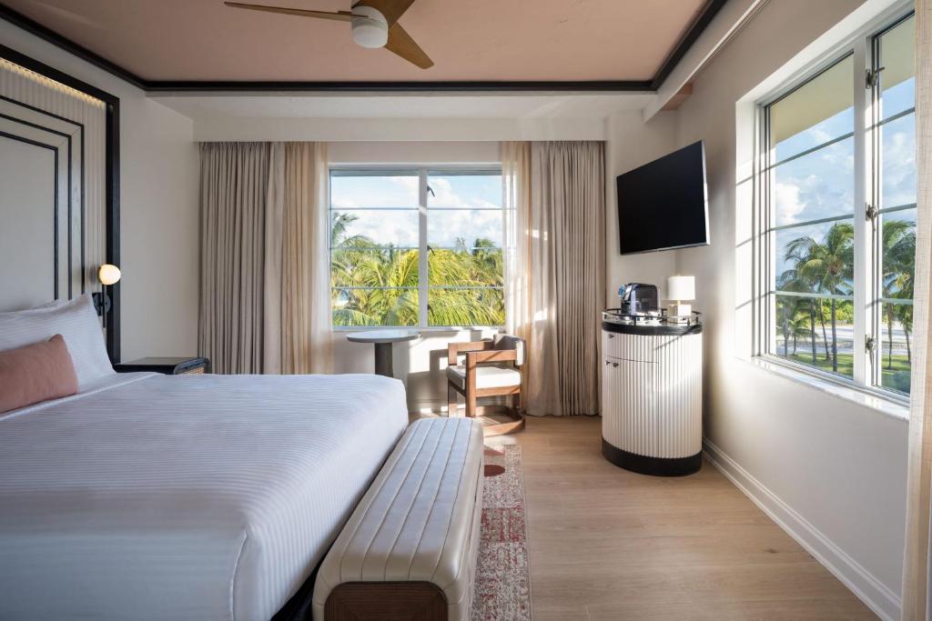 um quarto de hotel com uma cama, uma secretária e uma janela em Winter Haven Hotel, Miami Beach, Autograph Collection em Miami Beach
