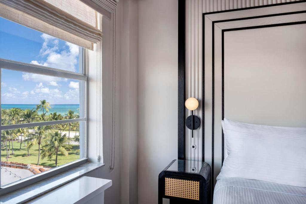 Postel nebo postele na pokoji v ubytování Eurostars Winter Haven Miami Beach