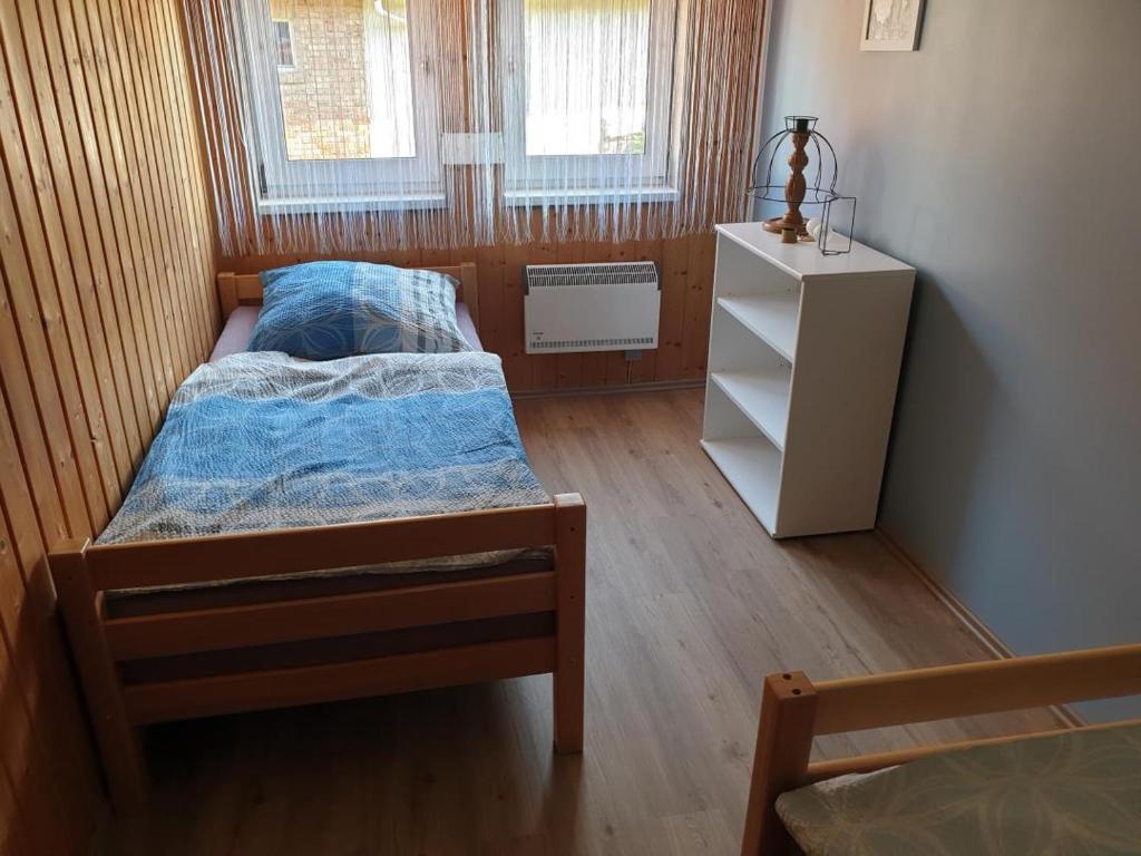 Dormitorio pequeño con cama y vestidor en NEU! Ferienhaus Michelsberg, 