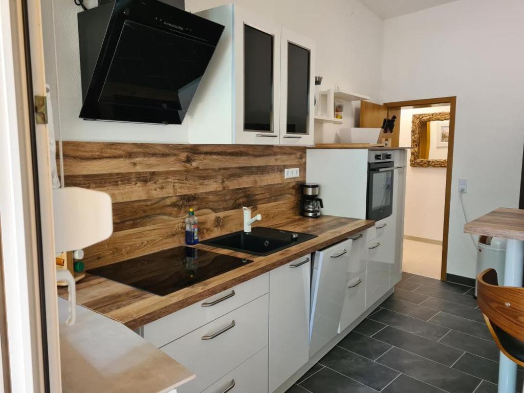 Kuchyň nebo kuchyňský kout v ubytování NEU! Ferienwohnung in Mücheln mit Balkon