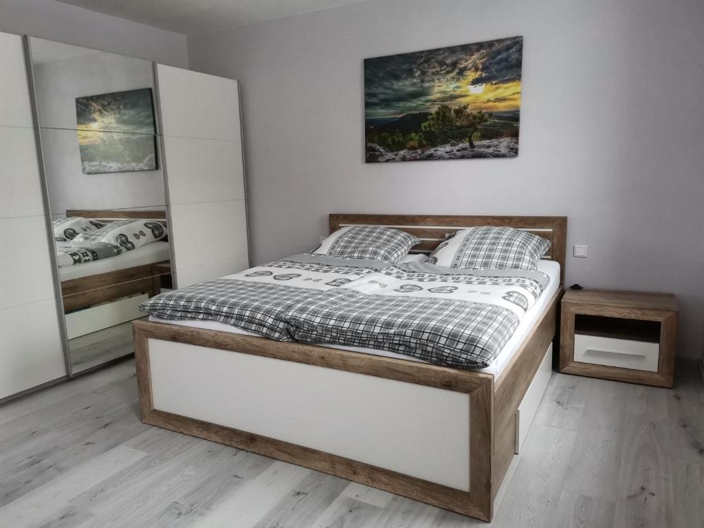 sypialnia z łóżkiem i 2 lustrami w obiekcie NEU! Ferienglück Gornsdorf - moderne FeWo- w mieście Gornsdorf