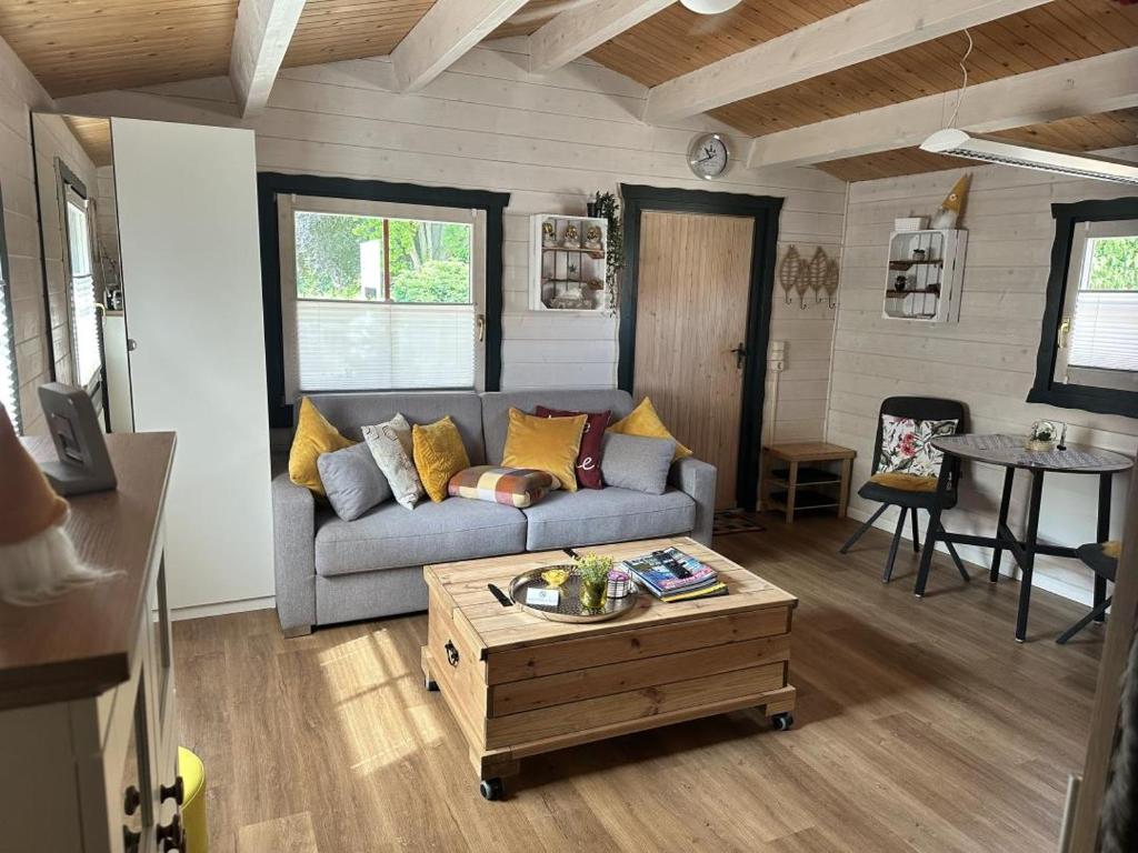 un soggiorno con un divano e un tavolino da caffè di NEU! Ferienhütte Tiny House a Schöningen