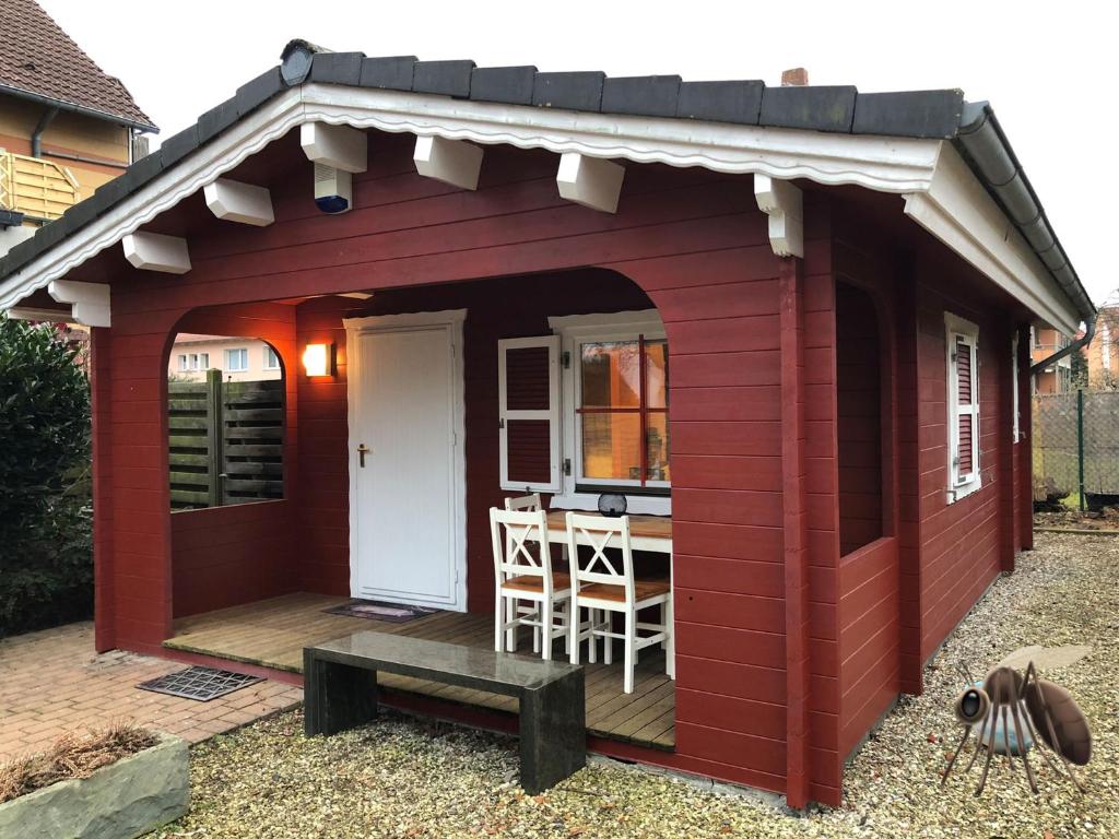 un capanno rosso con un tavolo di NEU! Ferienhütte Tiny House a Schöningen