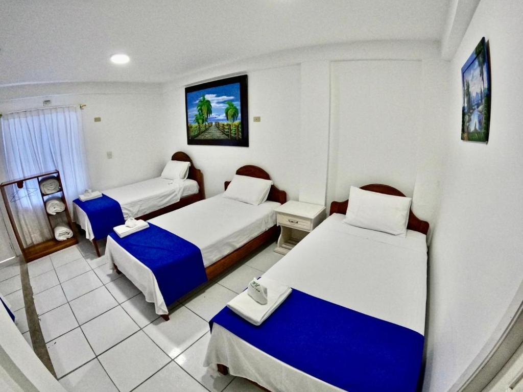 Postel nebo postele na pokoji v ubytování Galápagos Isabela Hotel Loja