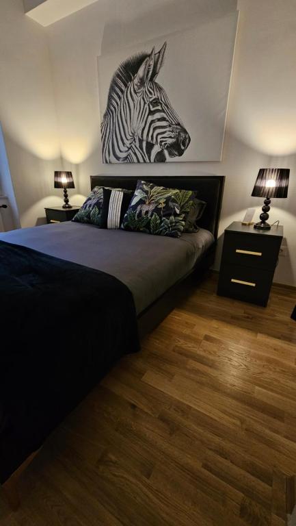um quarto com uma cama com uma cabeça de zebra na parede em Margot Apartment em Zagreb
