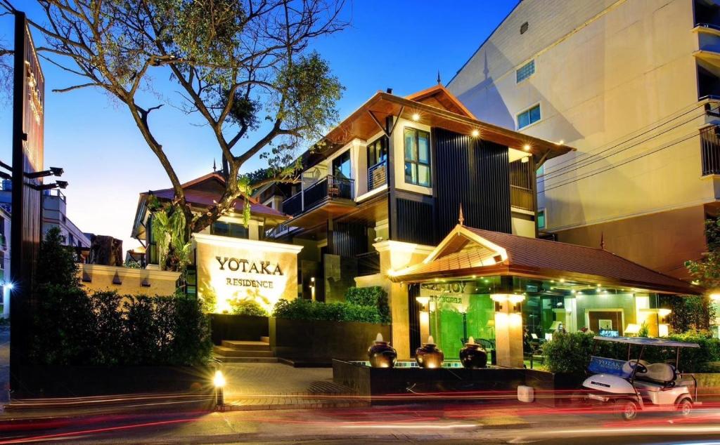 un edificio con un restaurante vaughan en la calle en Yotaka Bangkok Hotel, en Bangkok
