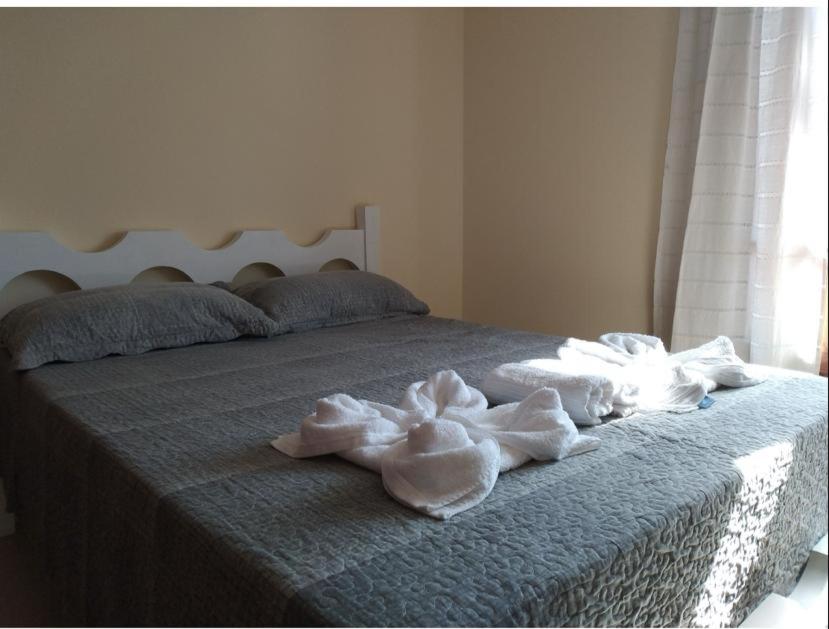 - un lit avec quelques serviettes dans l'établissement GyS, à Santa Rosa