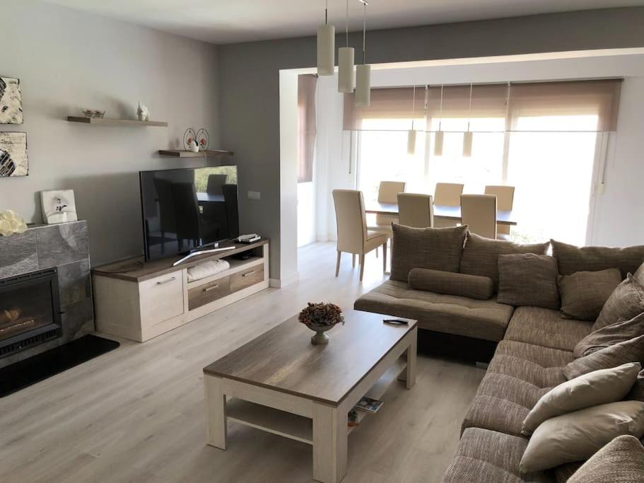 TV a/nebo společenská místnost v ubytování El Encinar de Carol