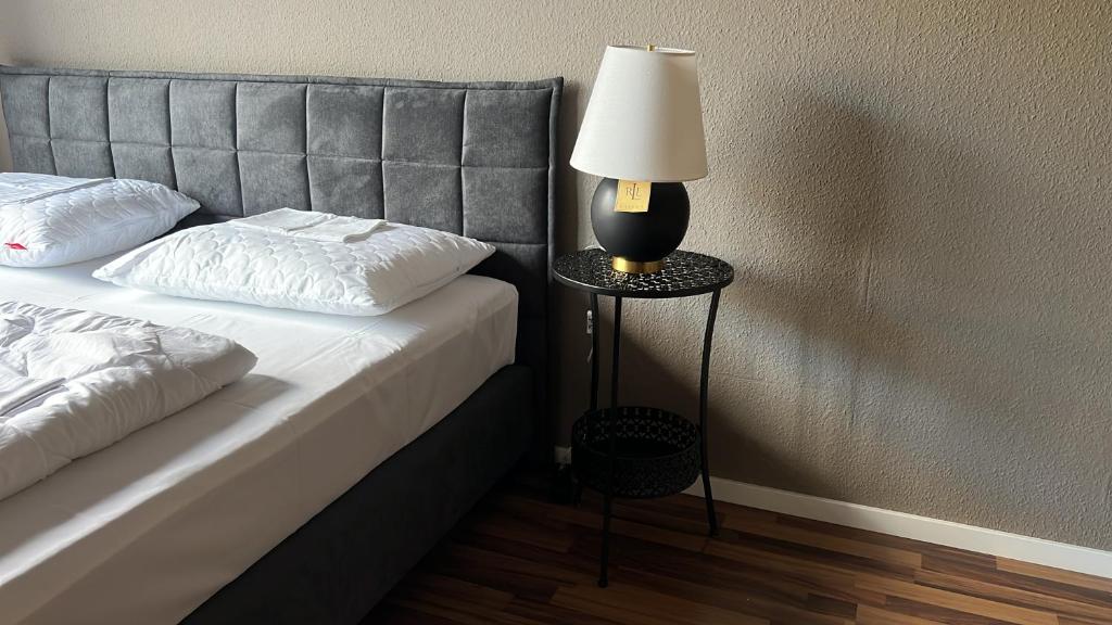 Postel nebo postele na pokoji v ubytování N8 ROOMS - by Leipzig Suites