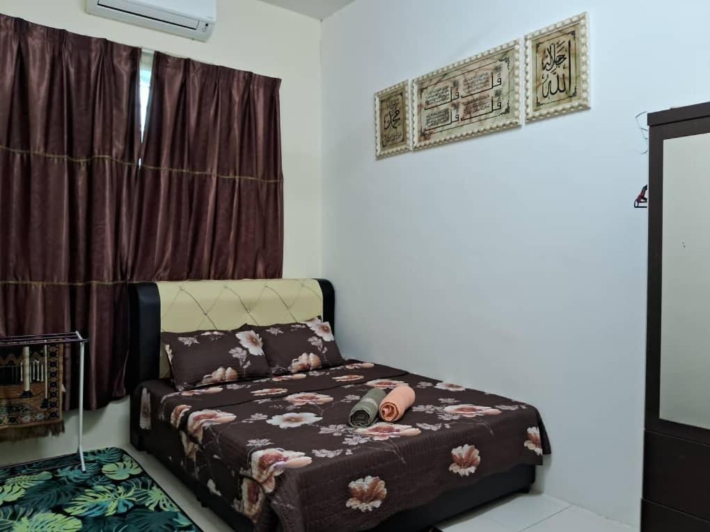 a bedroom with a bed and a window at Teratak Homestay in Changlun