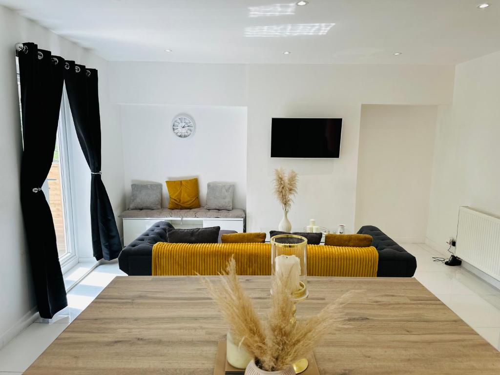 Enchanting 4-Bed Forest Escape in Sherwood - Three-Bedroom House